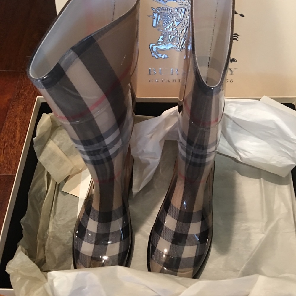 Burberry rain boots size 7